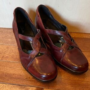 Clarks Womens Leather Sz 8.5M Burgundy Slip On 80439 Pump Heels Career Shoe